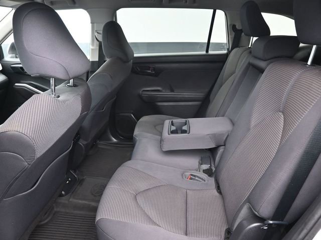 Certified 2021 Toyota Highlander LE image 12