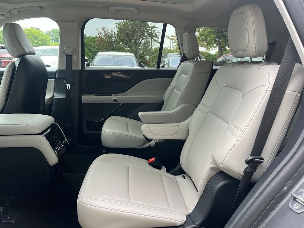 Certified 2025 Lincoln Aviator AWD image 8