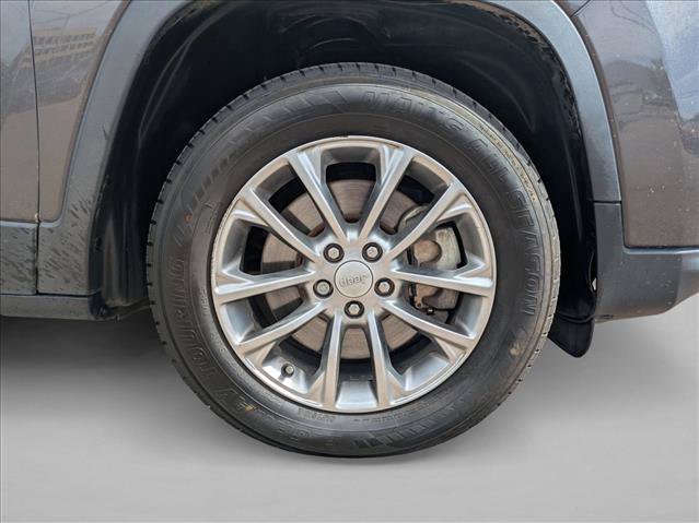 Used 2019 Jeep Cherokee Latitude Plus w/ Cold Weather Group AWD/4WD image 21