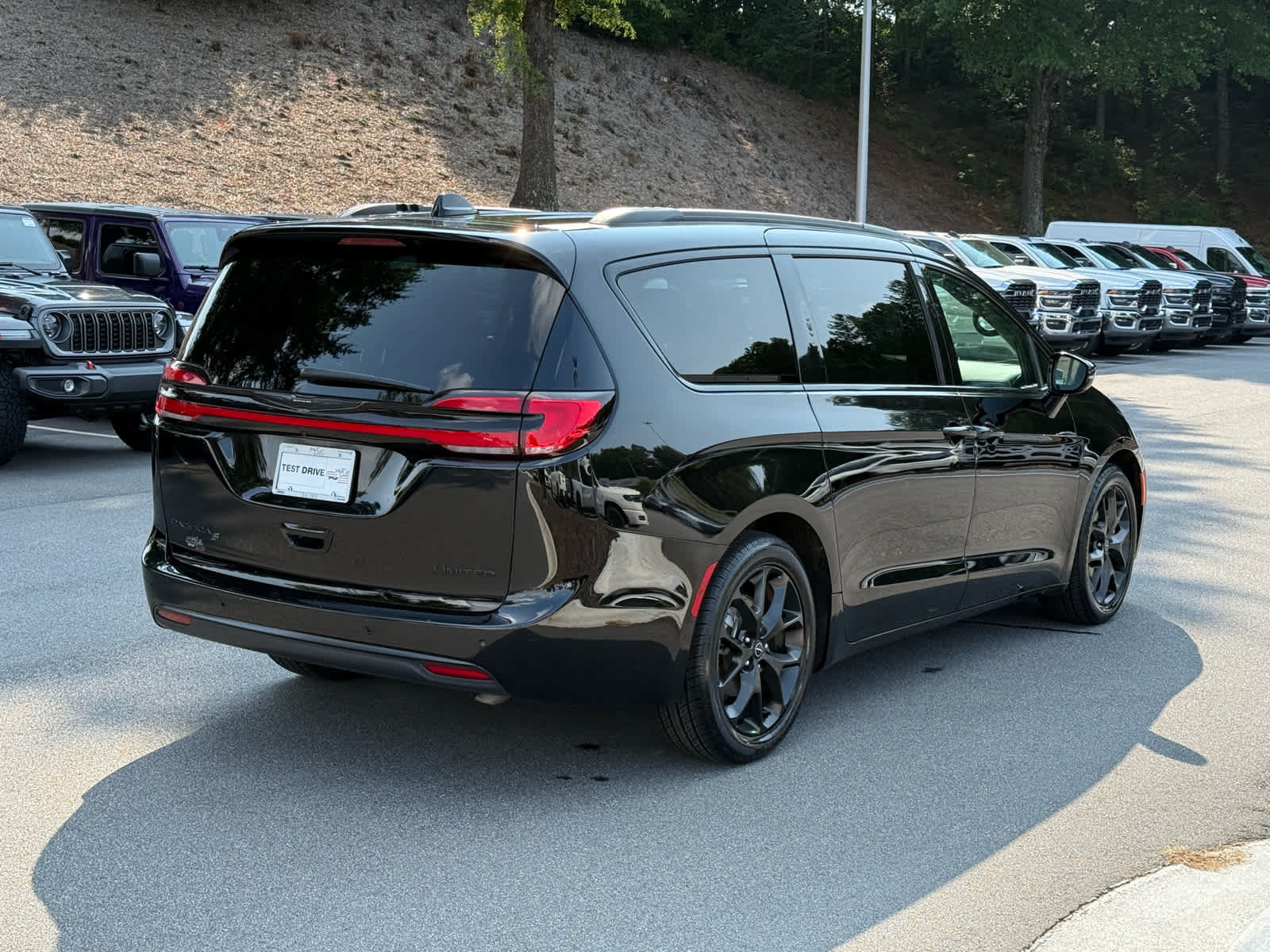 Used 2025 Chrysler Pacifica Limited FWD image 5