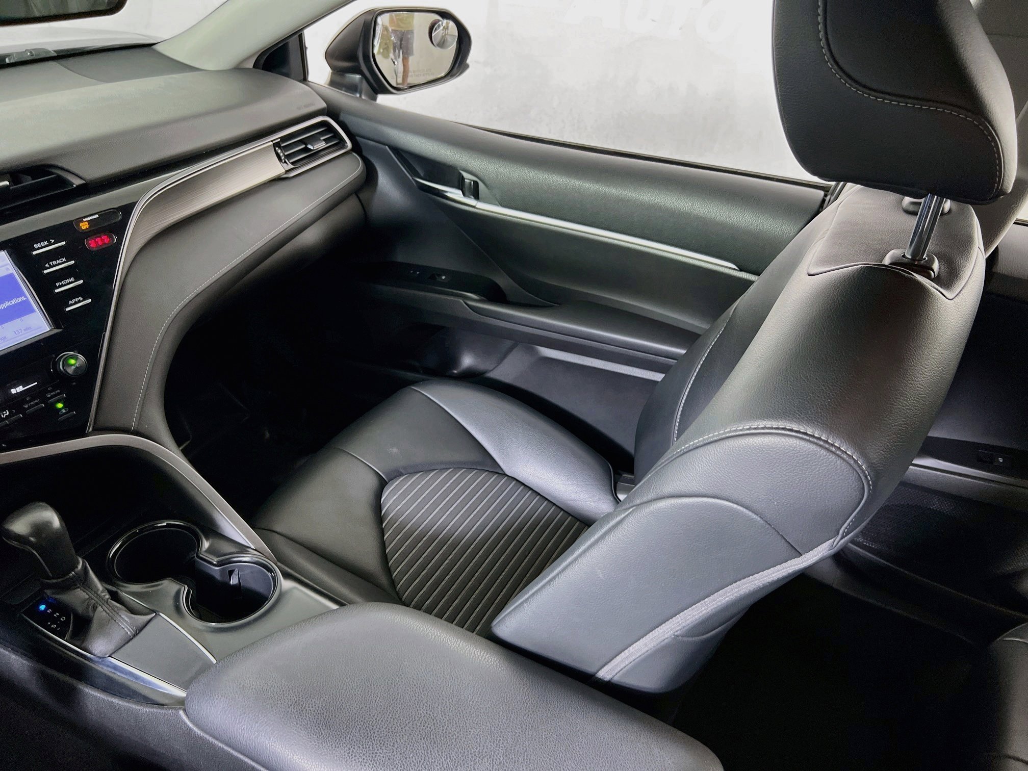 Used 2019 Toyota Camry SE FWD image 21