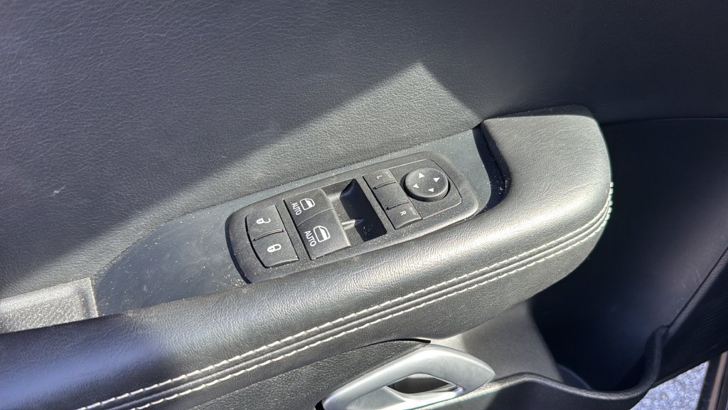 Used 2015 Dodge Challenger SRT RWD image 35