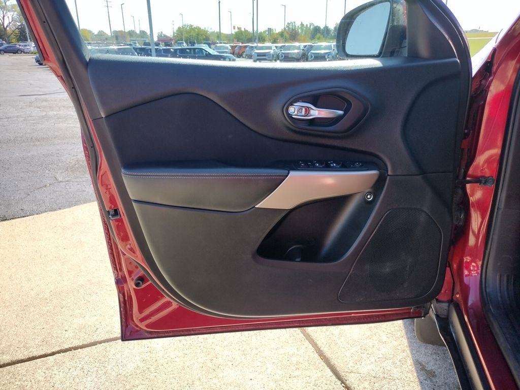 Used 2017 Jeep Cherokee Latitude w/ Cold Weather Group image 19