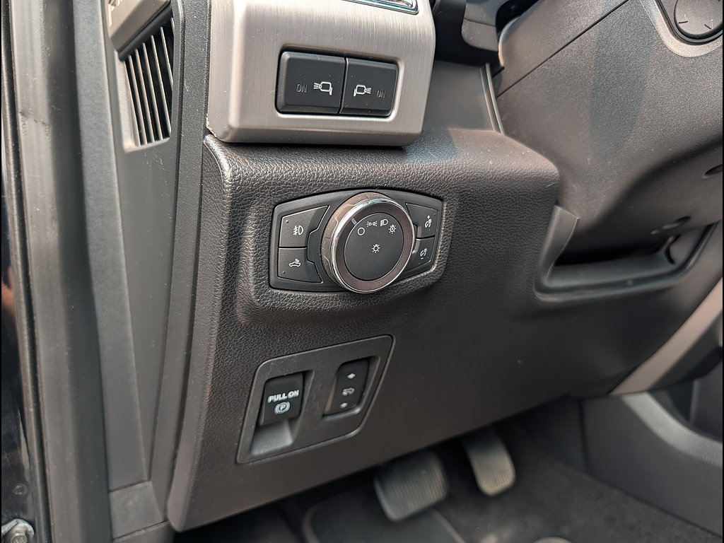 Used 2018 Ford F150 Platinum w/ Technology Package AWD/4WD image 31