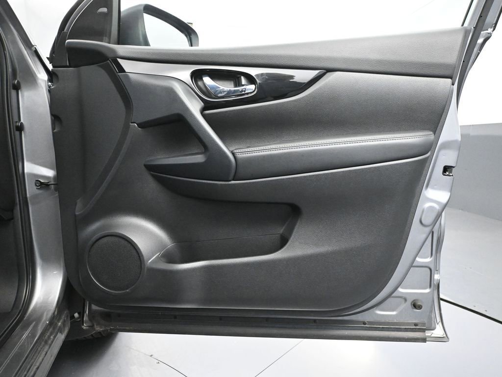 Used 2021 Nissan Rogue Sport SV image 43