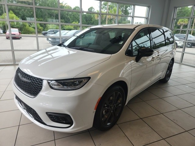 New 2026 Chrysler Pacifica Select image 4