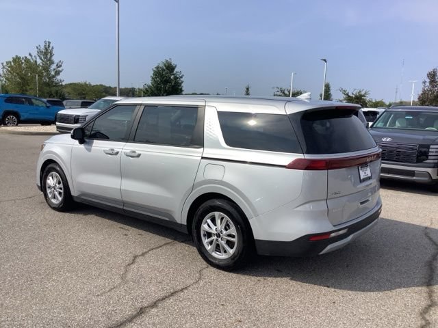 Used 2023 Kia Carnival LX FWD image 3