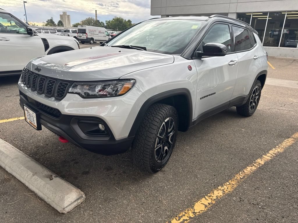 Used 2025 Jeep Compass Trailhawk AWD/4WD image 1