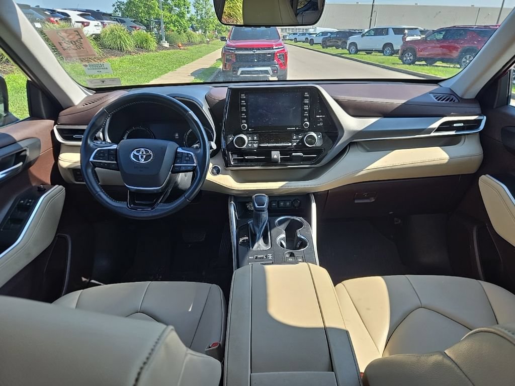 Used 2021 Toyota Highlander XLE AWD/4WD image 5