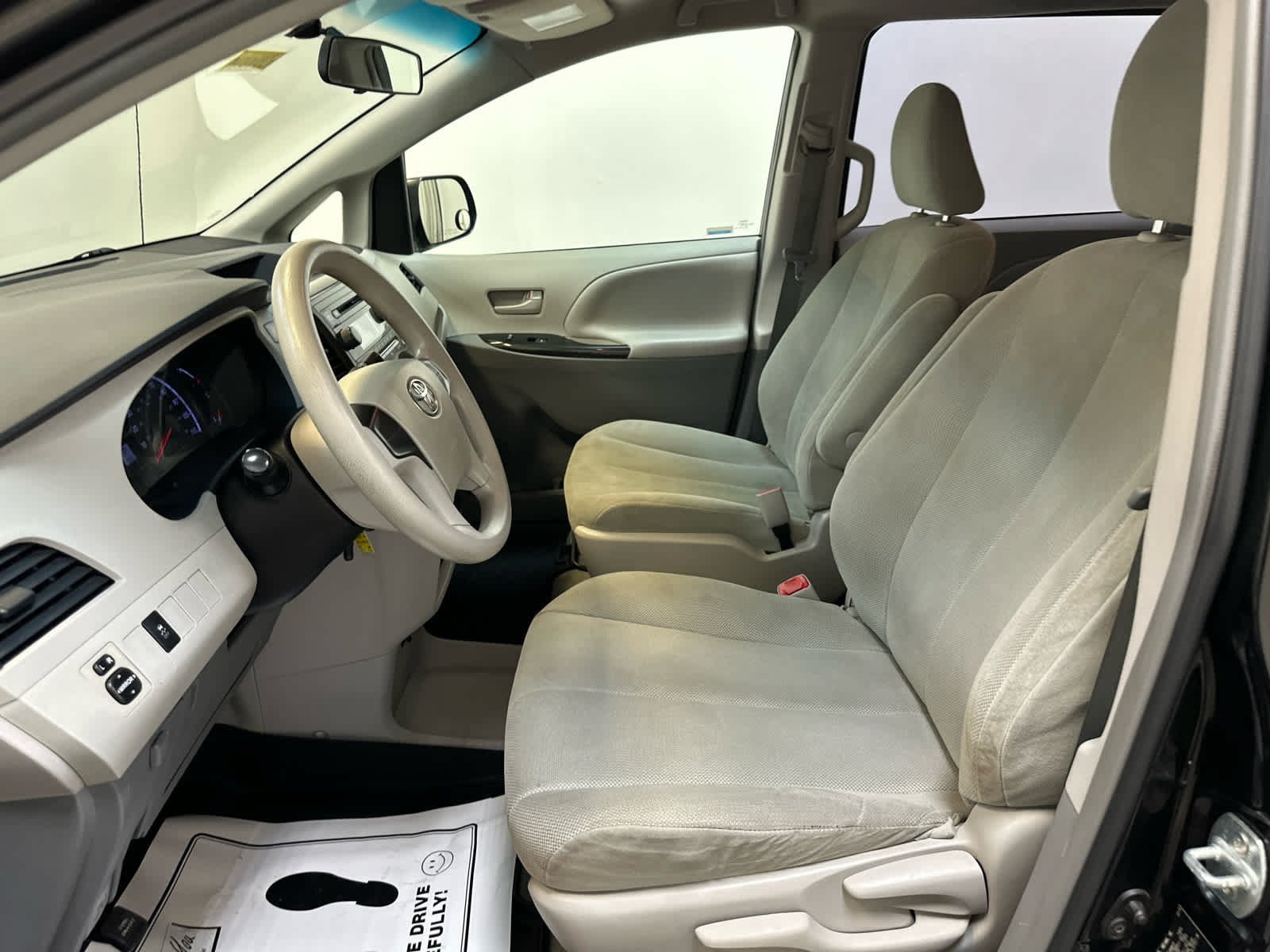 Used 2014 Toyota Sienna L FWD image 4