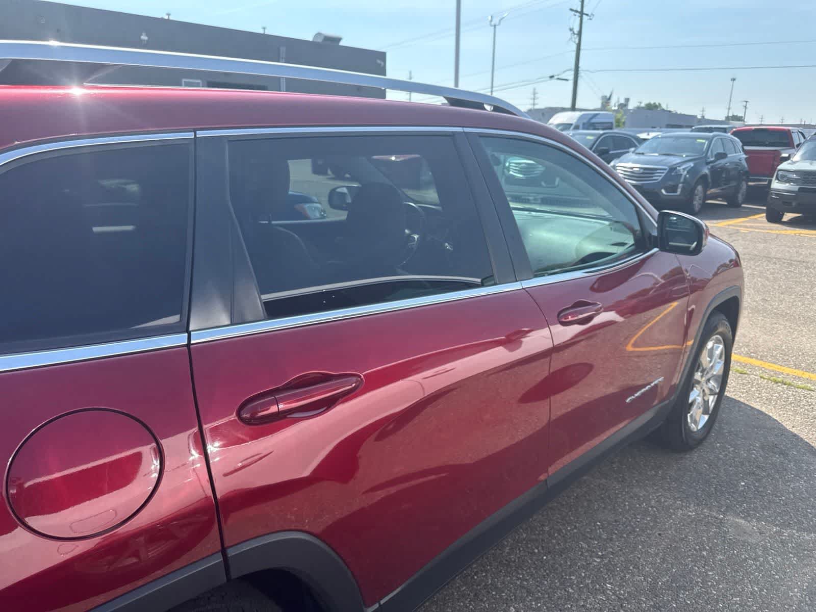 Used 2016 Jeep Cherokee Limited w/ Luxury Group AWD/4WD image 12
