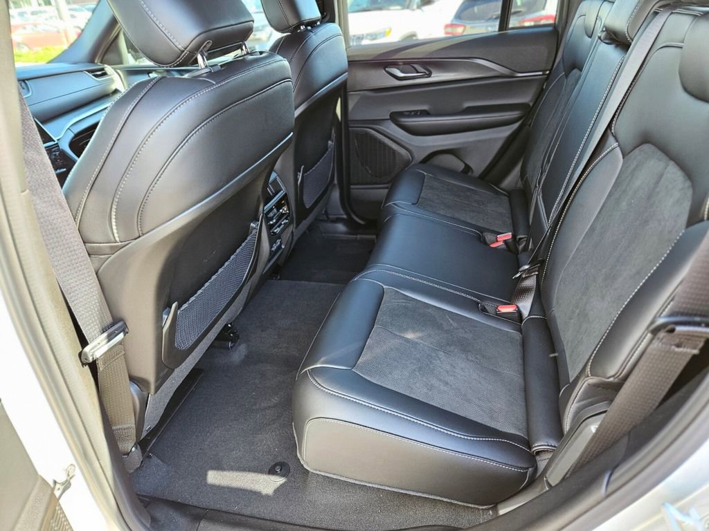 New 2025 Jeep Grand Cherokee Altitude image 16