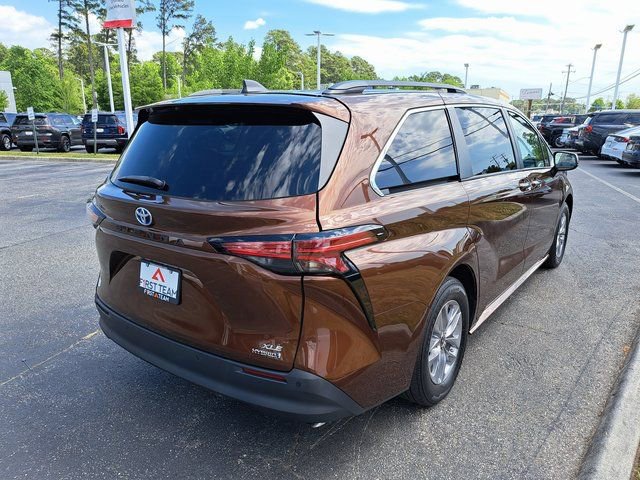 Certified 2022 Toyota Sienna XLE w/ XLE Plus Package FWD image 7