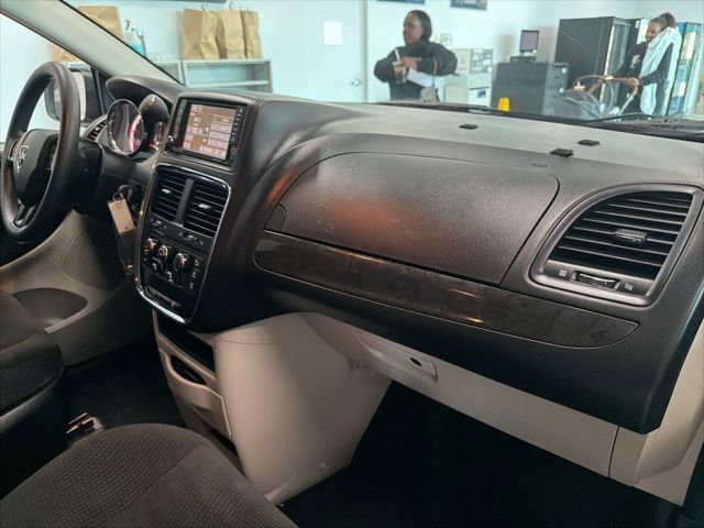 Used 2018 Dodge Grand Caravan SE image 28