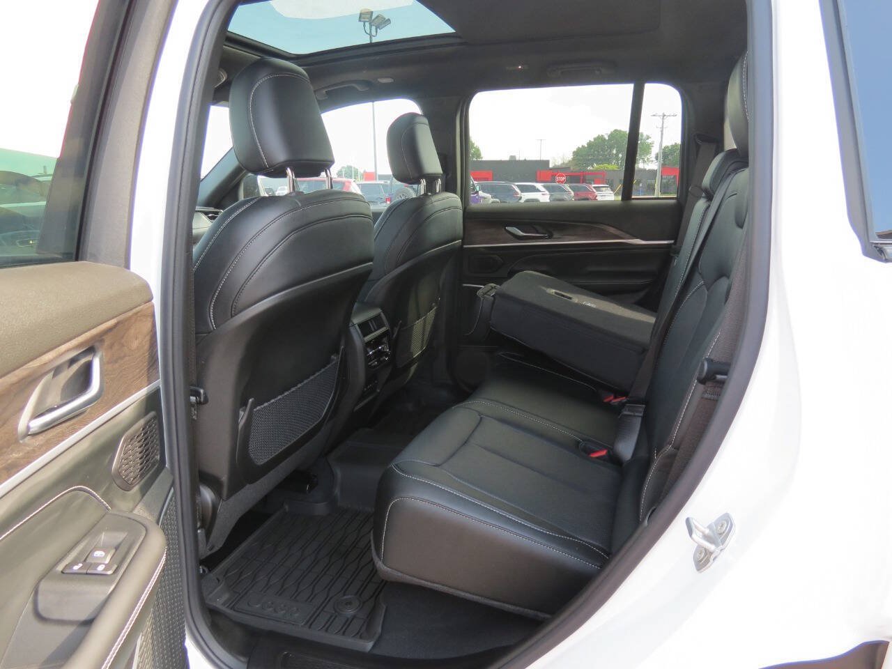 New 2026 Jeep Grand Cherokee Limited AWD/4WD image 24