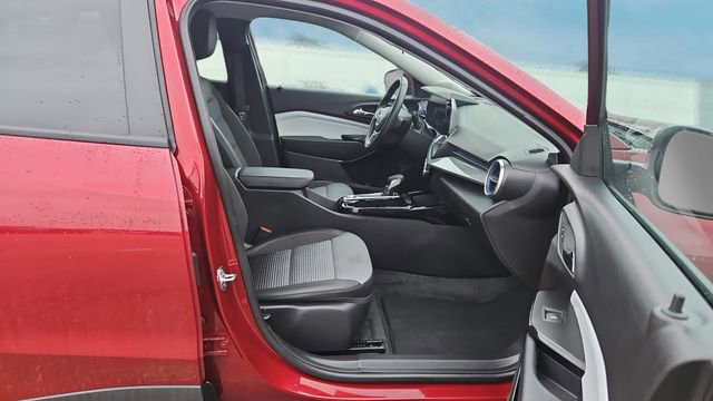 Used 2025 Chevrolet Trax LT w/ LT Convenience Package image 14