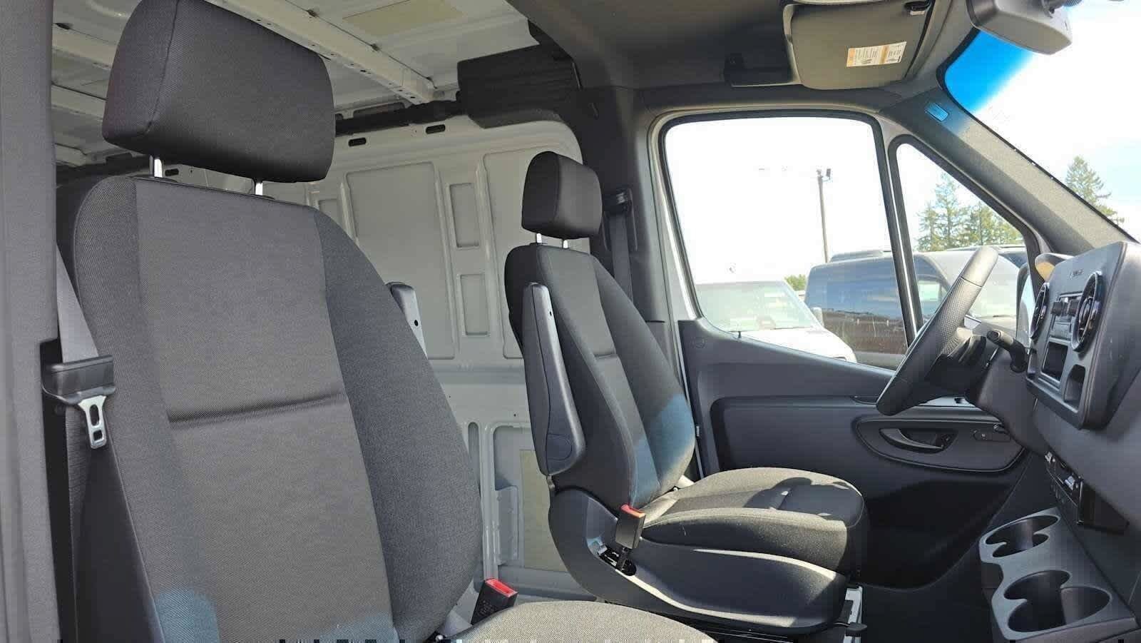 Used 2025 Mercedes-Benz Sprinter 2500 image 13