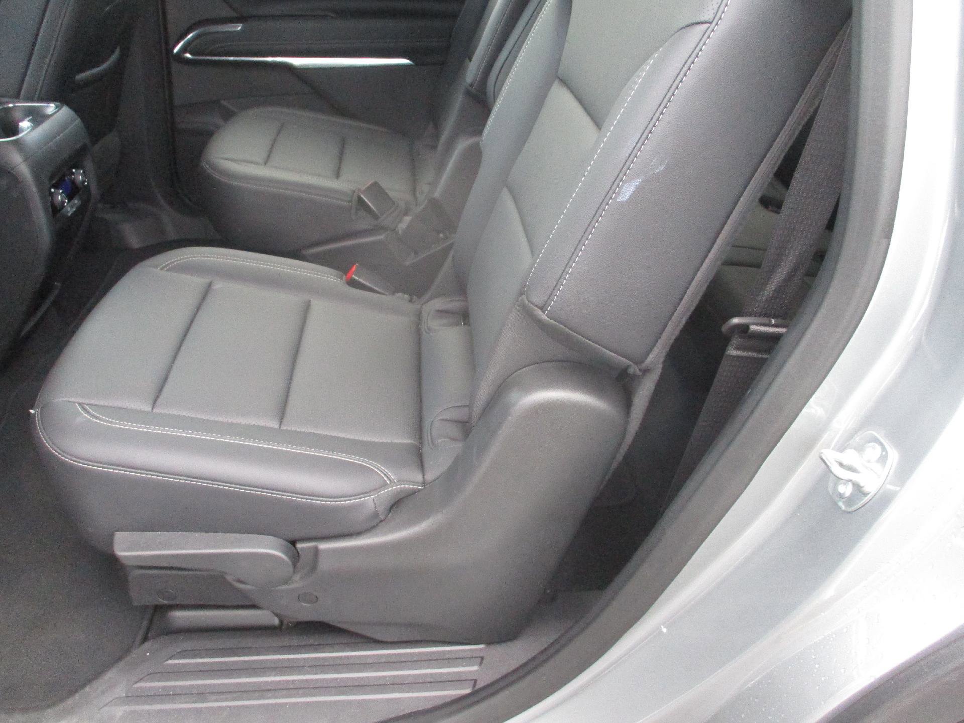 Used 2025 Chevrolet Traverse LT image 11