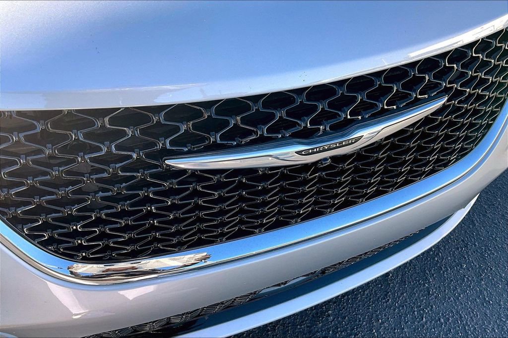 Used 2024 Chrysler Pacifica Touring-L image 32