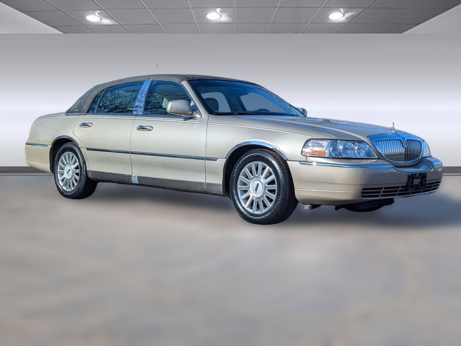 Used 2004 Lincoln Town Car Signature image 7