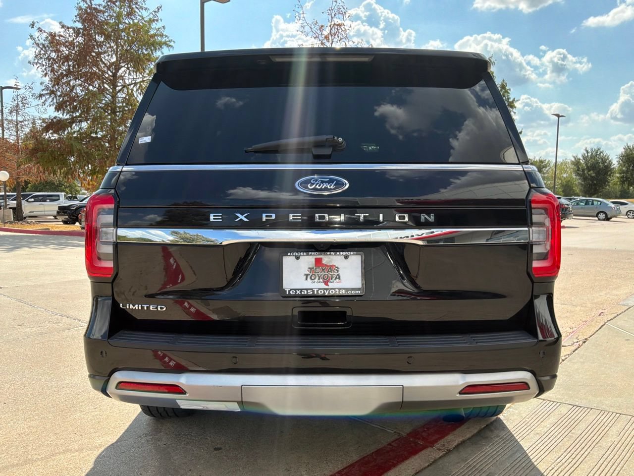 Used 2024 Ford Expedition Limited AWD/4WD image 7
