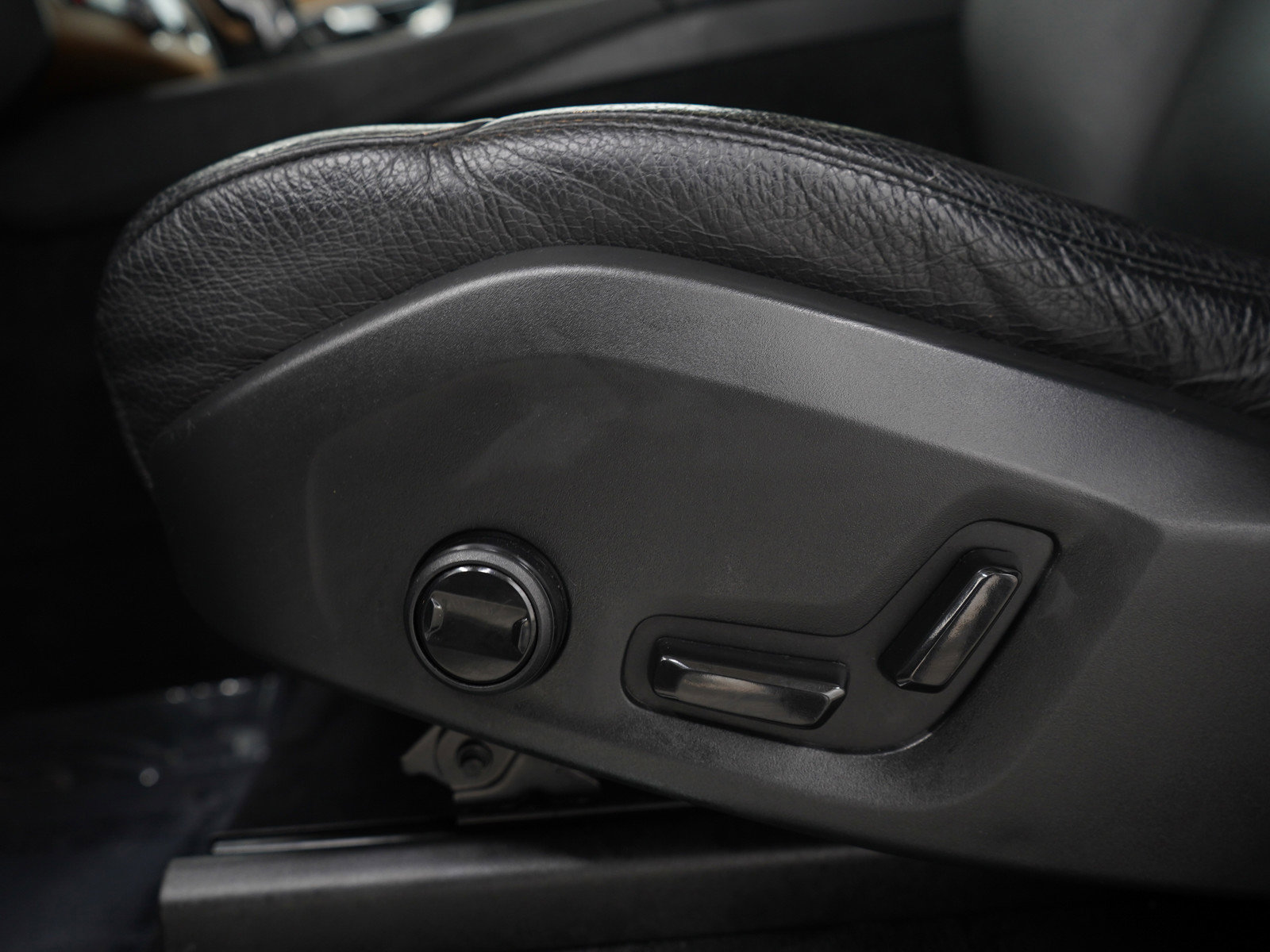 Used 2022 Volvo XC90 T6 Momentum w/ Climate Package image 32