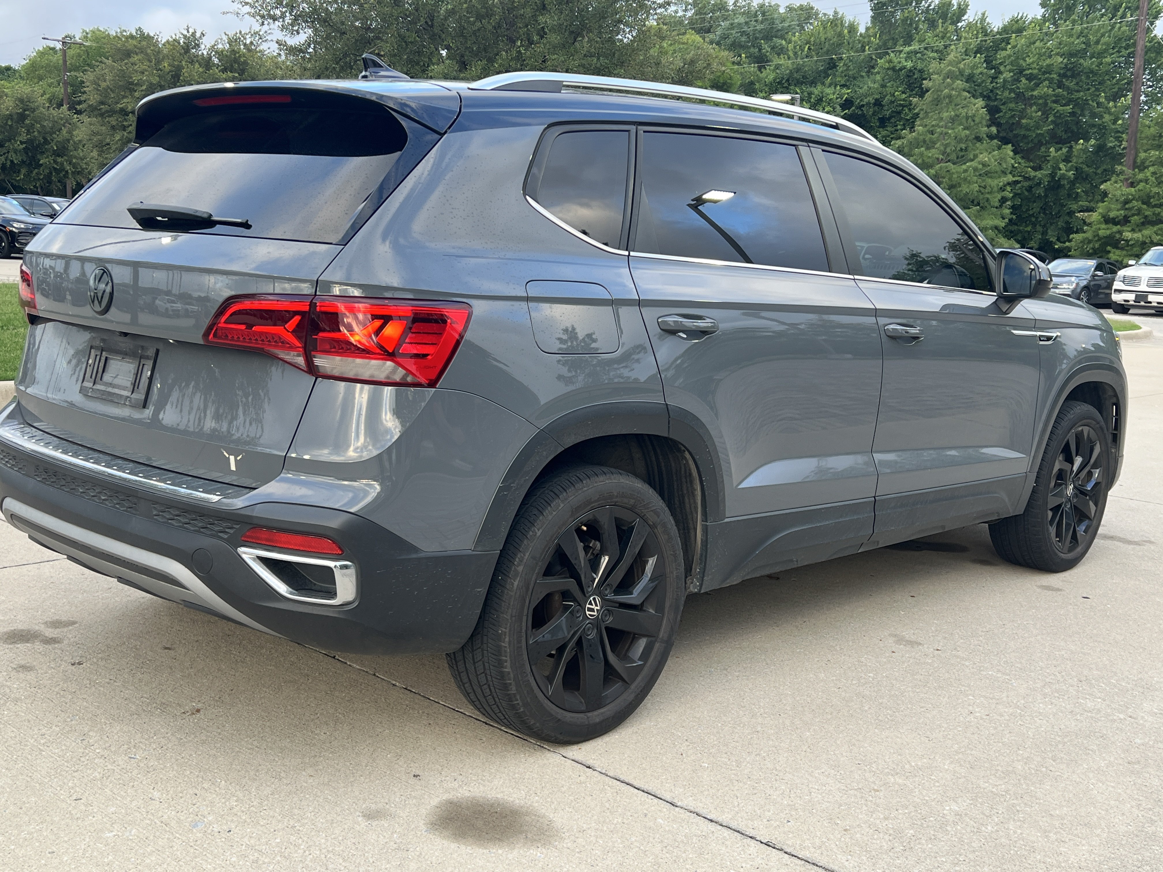 Used 2023 Volkswagen Taos SE w/ Panoramic Sunroof Package FWD image 10