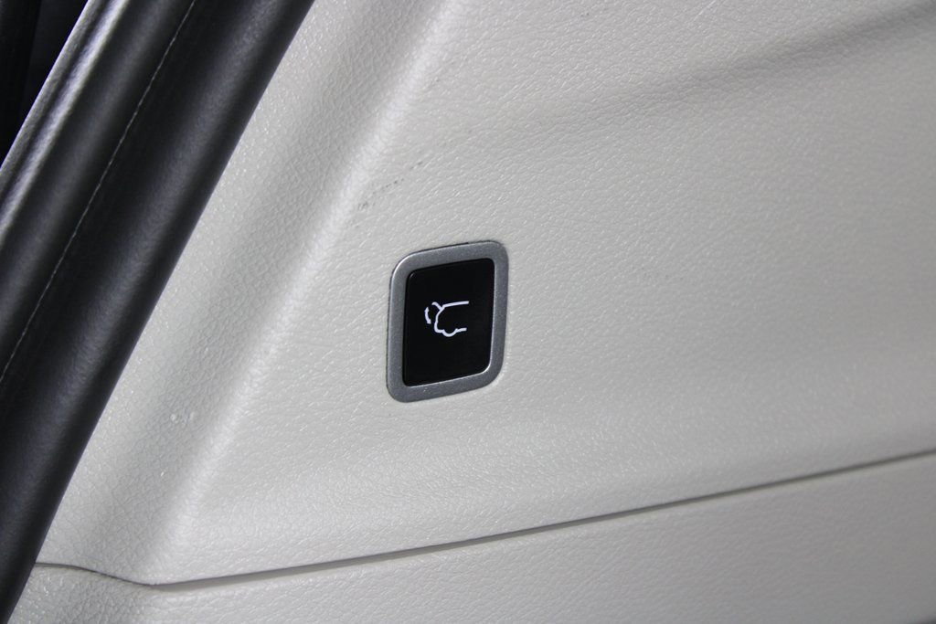 Used 2024 Chrysler Pacifica Touring-L image 14