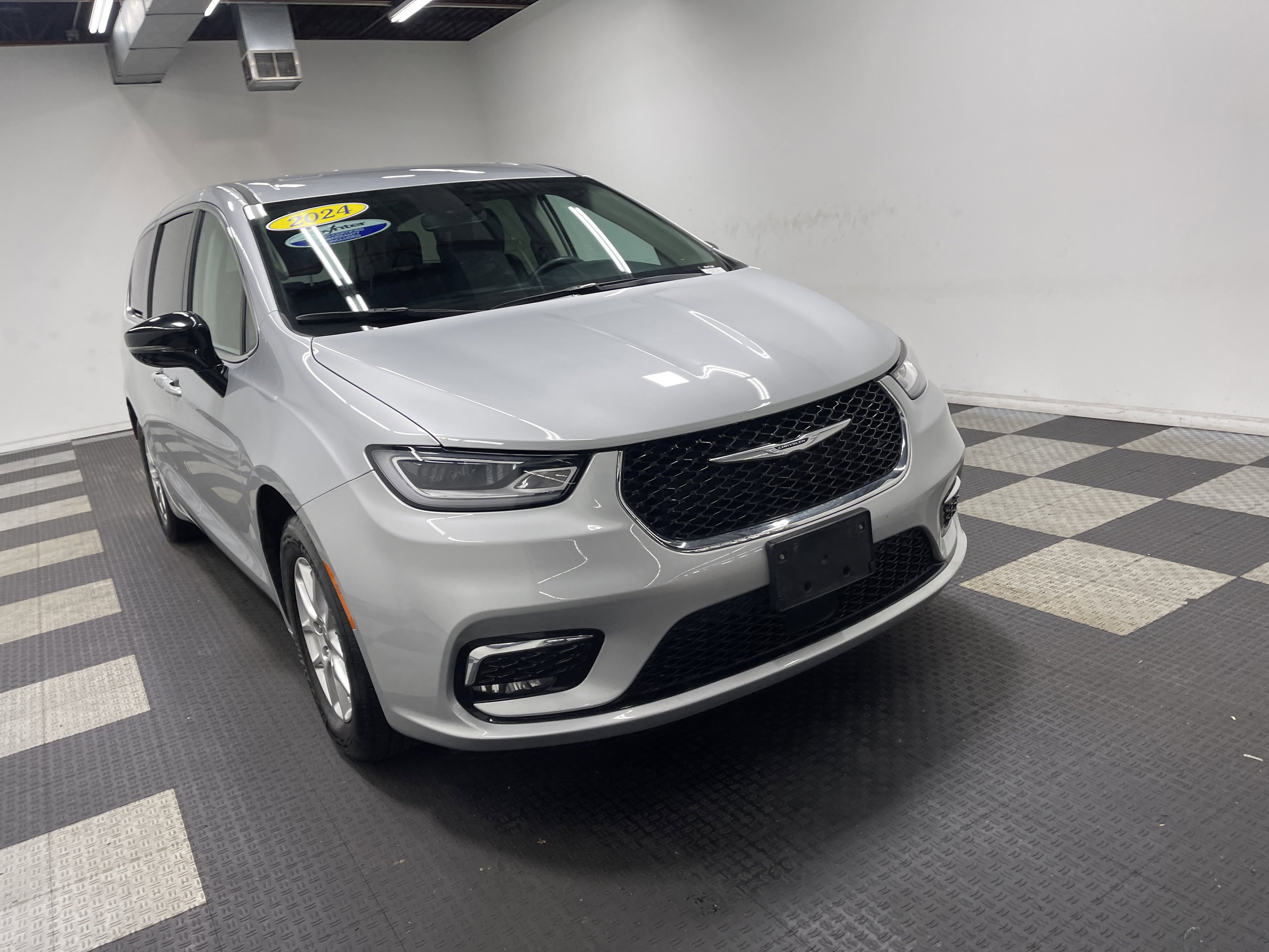 Used 2024 Chrysler Pacifica Touring-L image 6