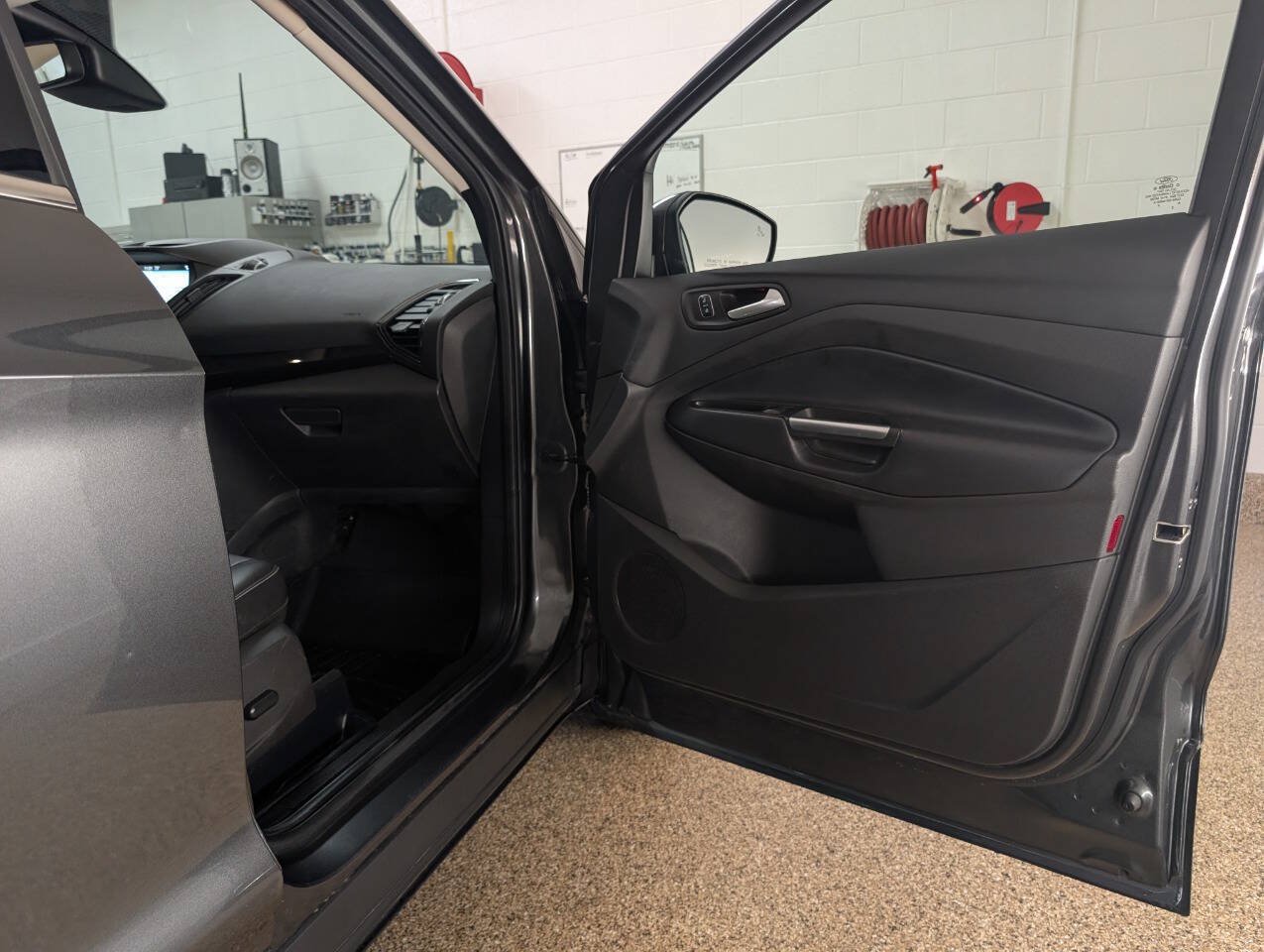 Used 2017 Ford Escape Titanium w/ Canadian Touring Package AWD/4WD image 19