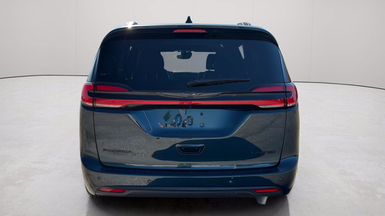 Used 2025 Chrysler Pacifica Limited FWD image 5