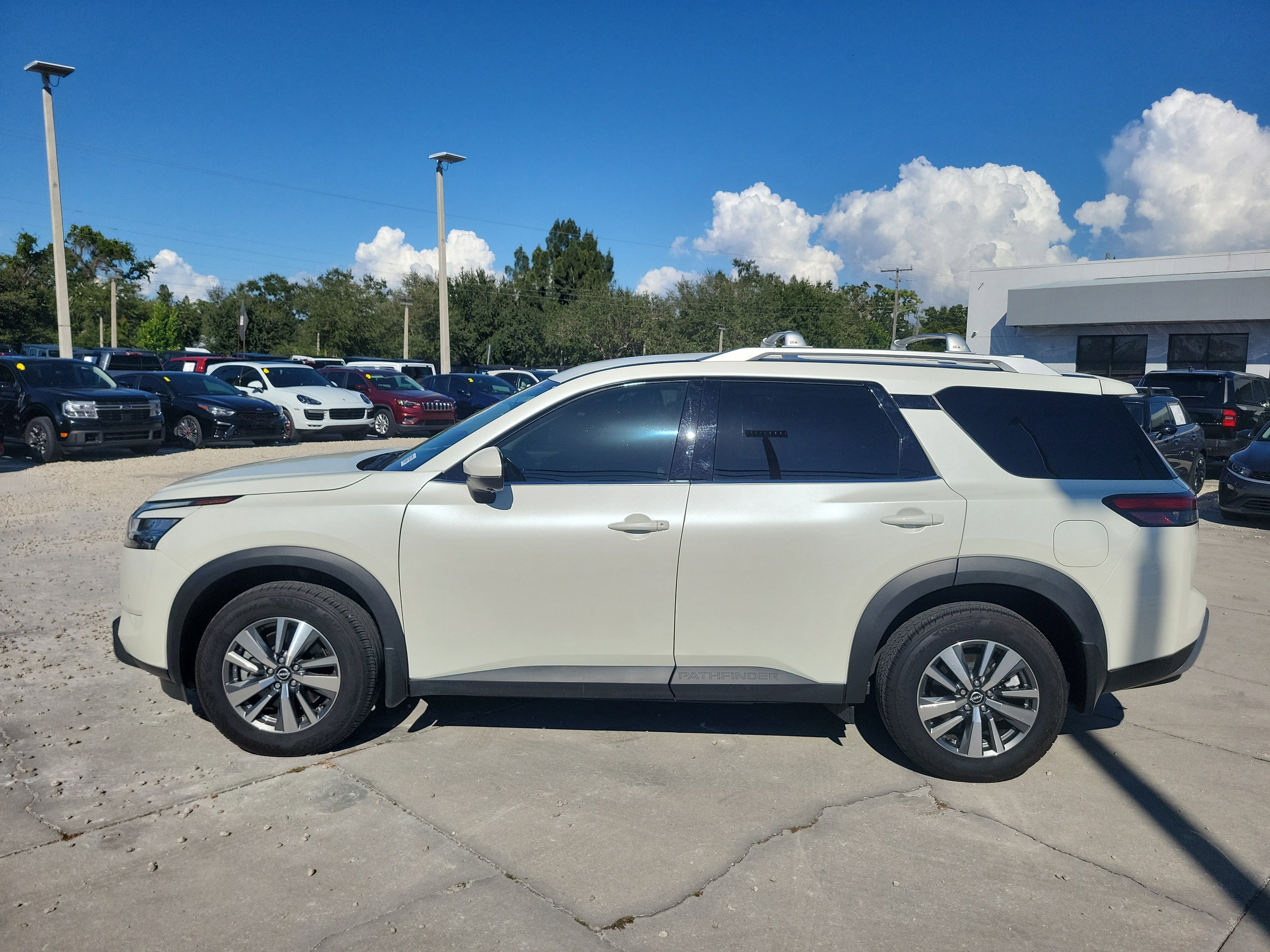 Used 2024 Nissan Pathfinder SL image 3