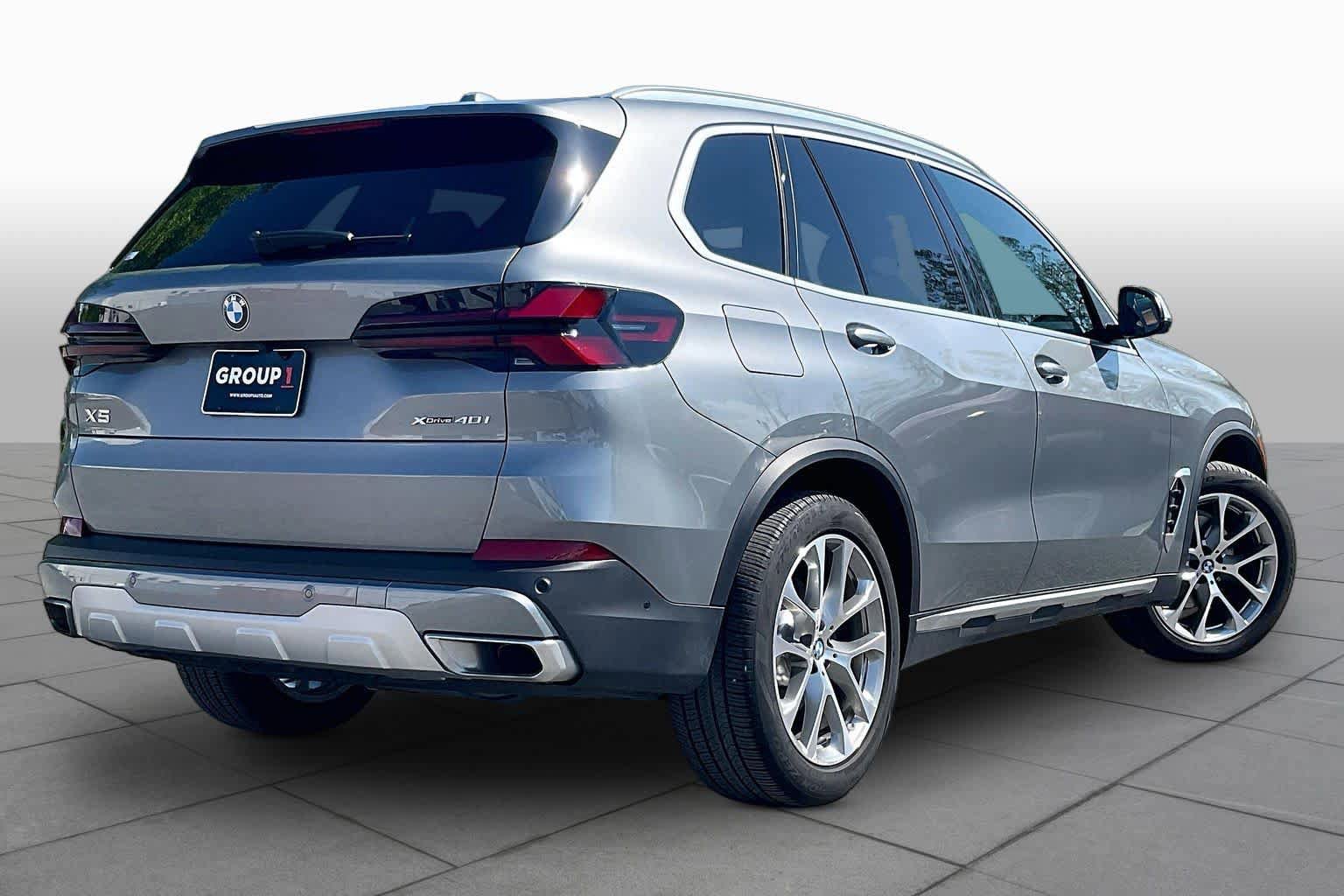 Used 2024 BMW X5 xDrive40i w/ Parking Assistance Package AWD/4WD image 12