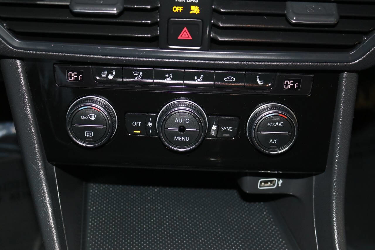 Used 2019 Volkswagen Jetta SE w/ Cold Weather Package FWD image 43