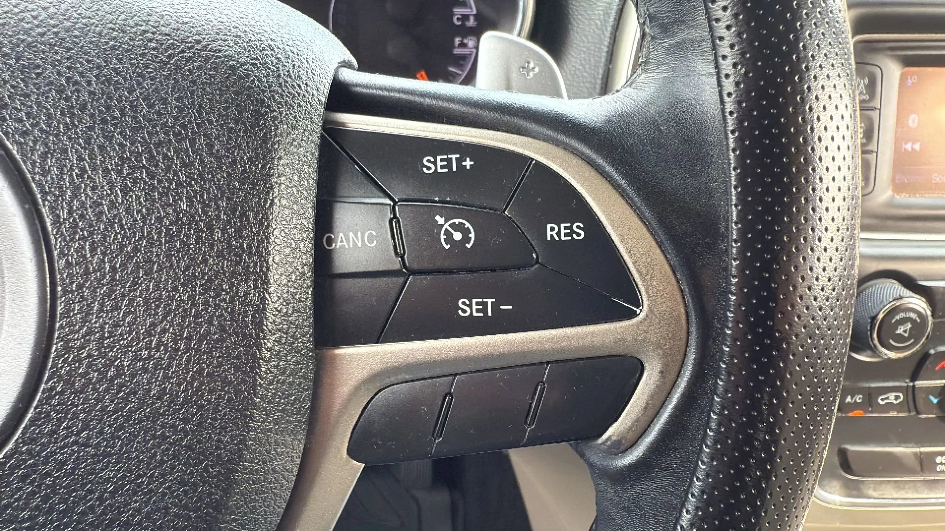 Used 2014 Jeep Grand Cherokee Laredo w/ Quick Order Package 23E AWD/4WD image 11