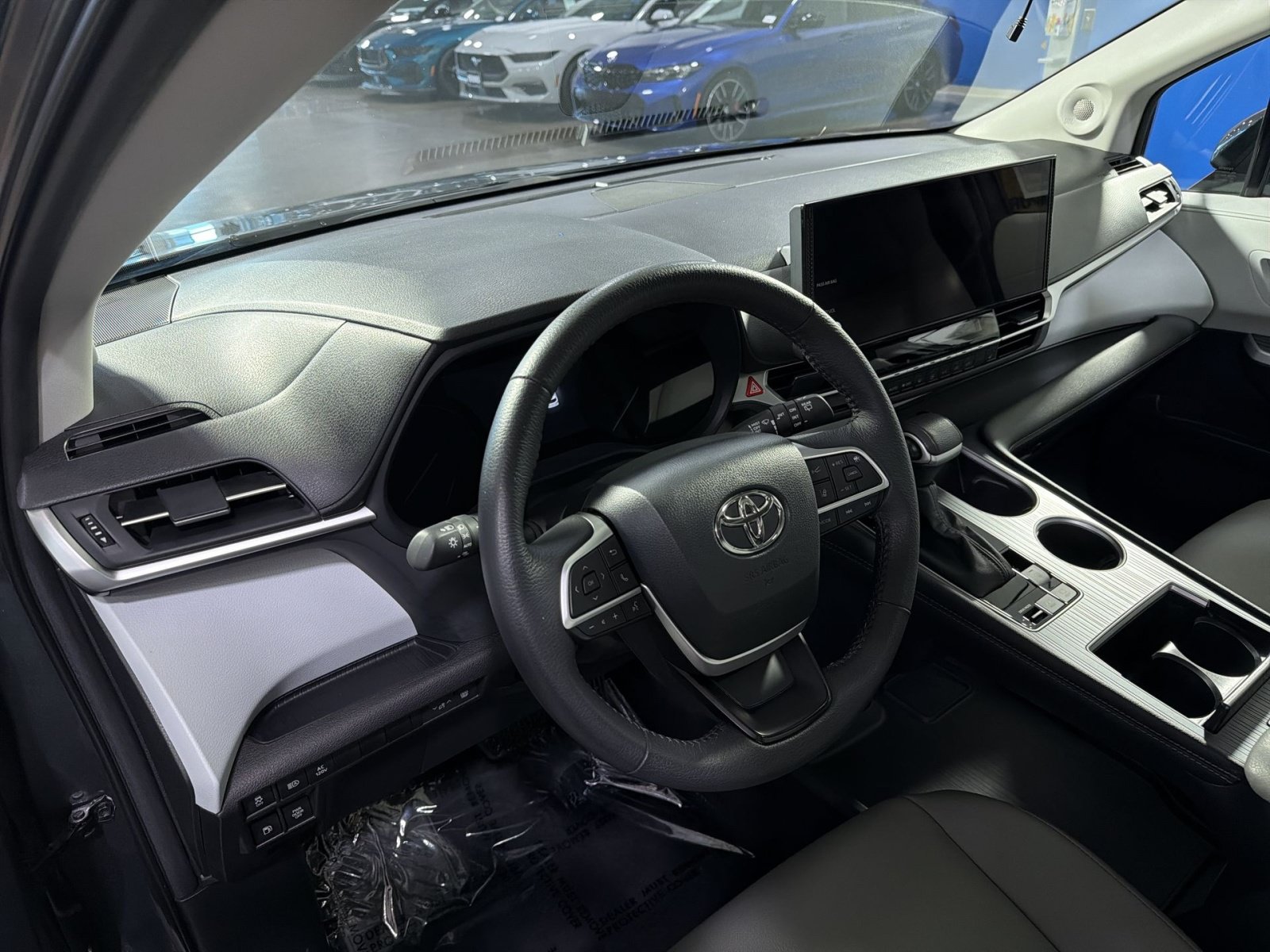 Used 2025 Toyota Sienna XLE w/ XLE Plus Package FWD image 13
