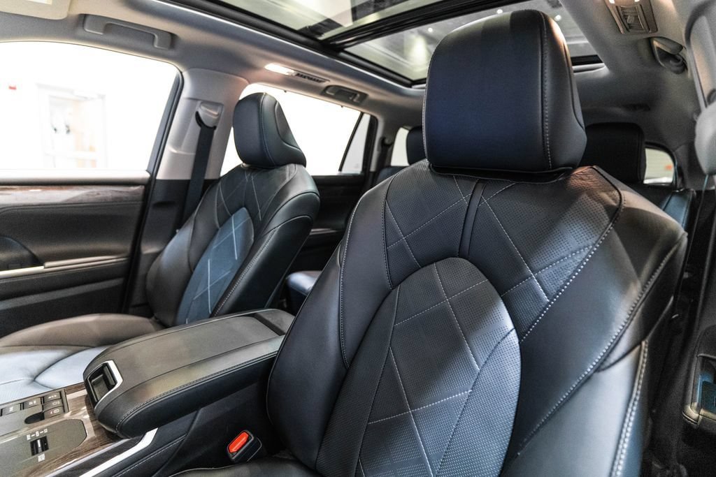 Certified 2026 Toyota Highlander Platinum AWD/4WD image 6