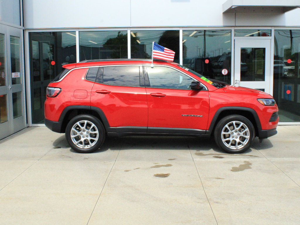 Certified 2023 Jeep Compass Latitude w/ Sun and Sound Group AWD/4WD image 4