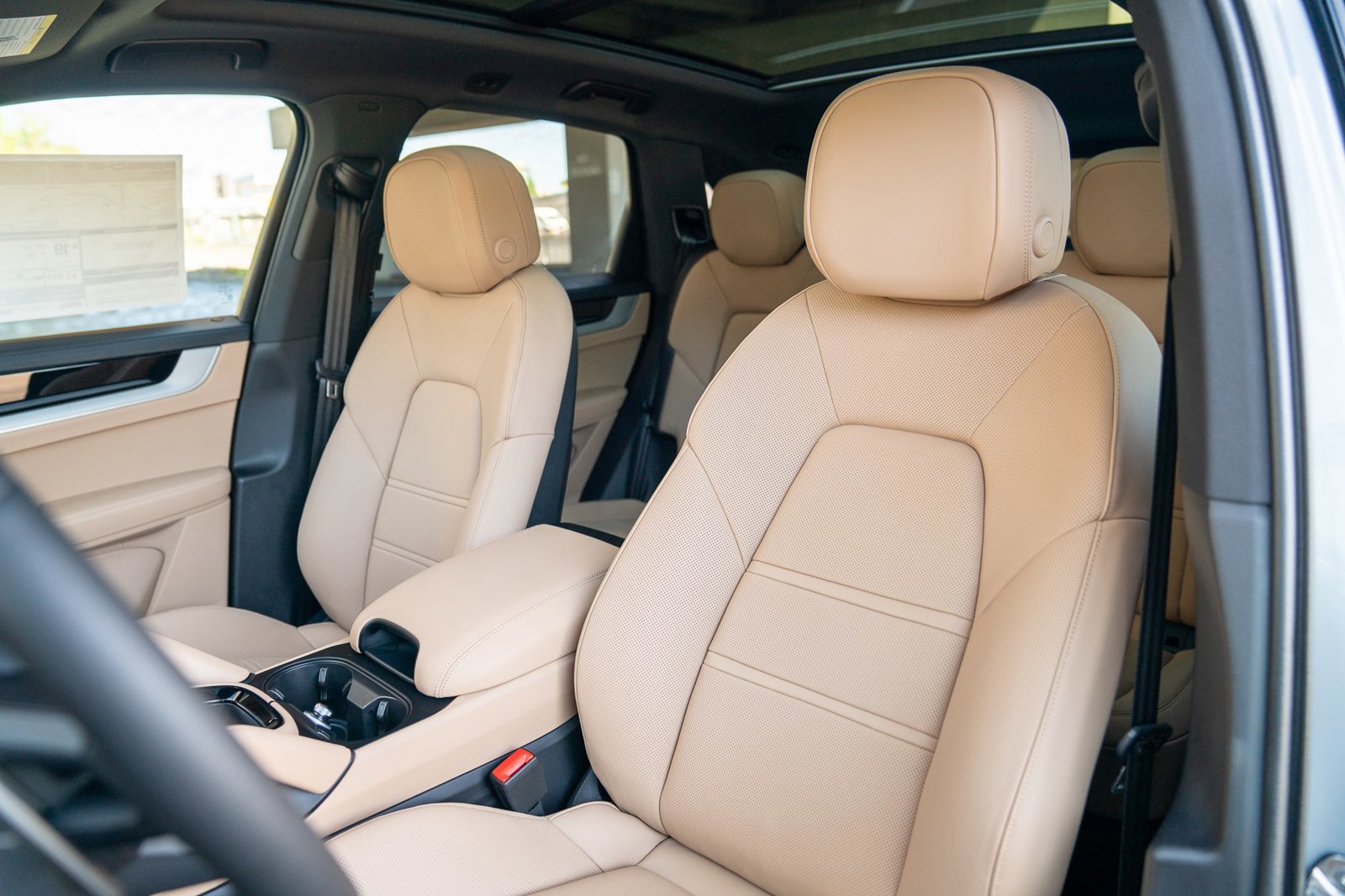 Certified 2025 Porsche Cayenne AWD/4WD image 5