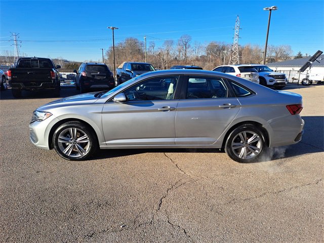 Used 2024 Volkswagen Jetta SE image 2