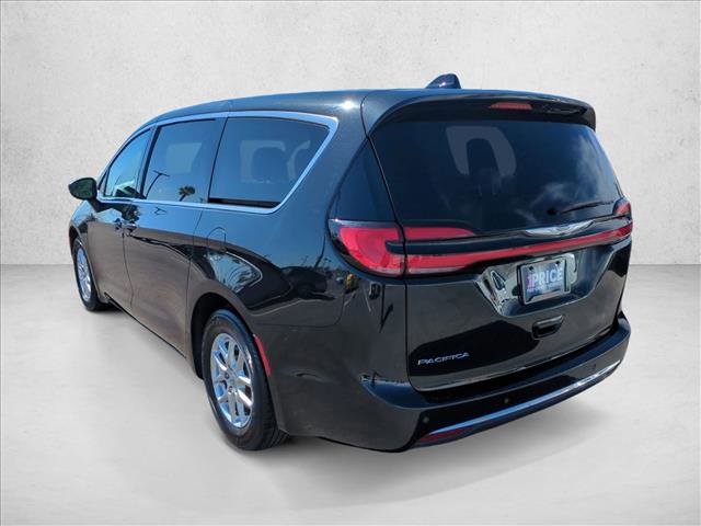 Used 2023 Chrysler Pacifica Touring-L FWD image 8