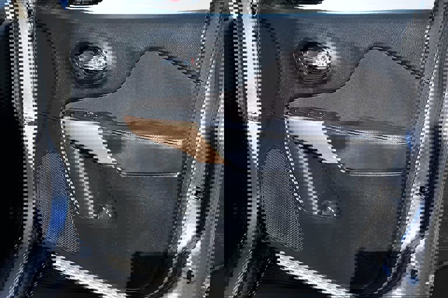 Used 2017 Jeep Cherokee Latitude w/ Comfort/Convenience Group image 29