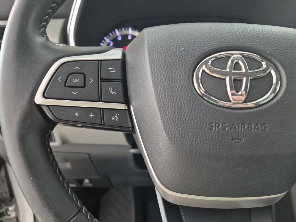 Used 2024 Toyota Highlander XLE FWD image 14