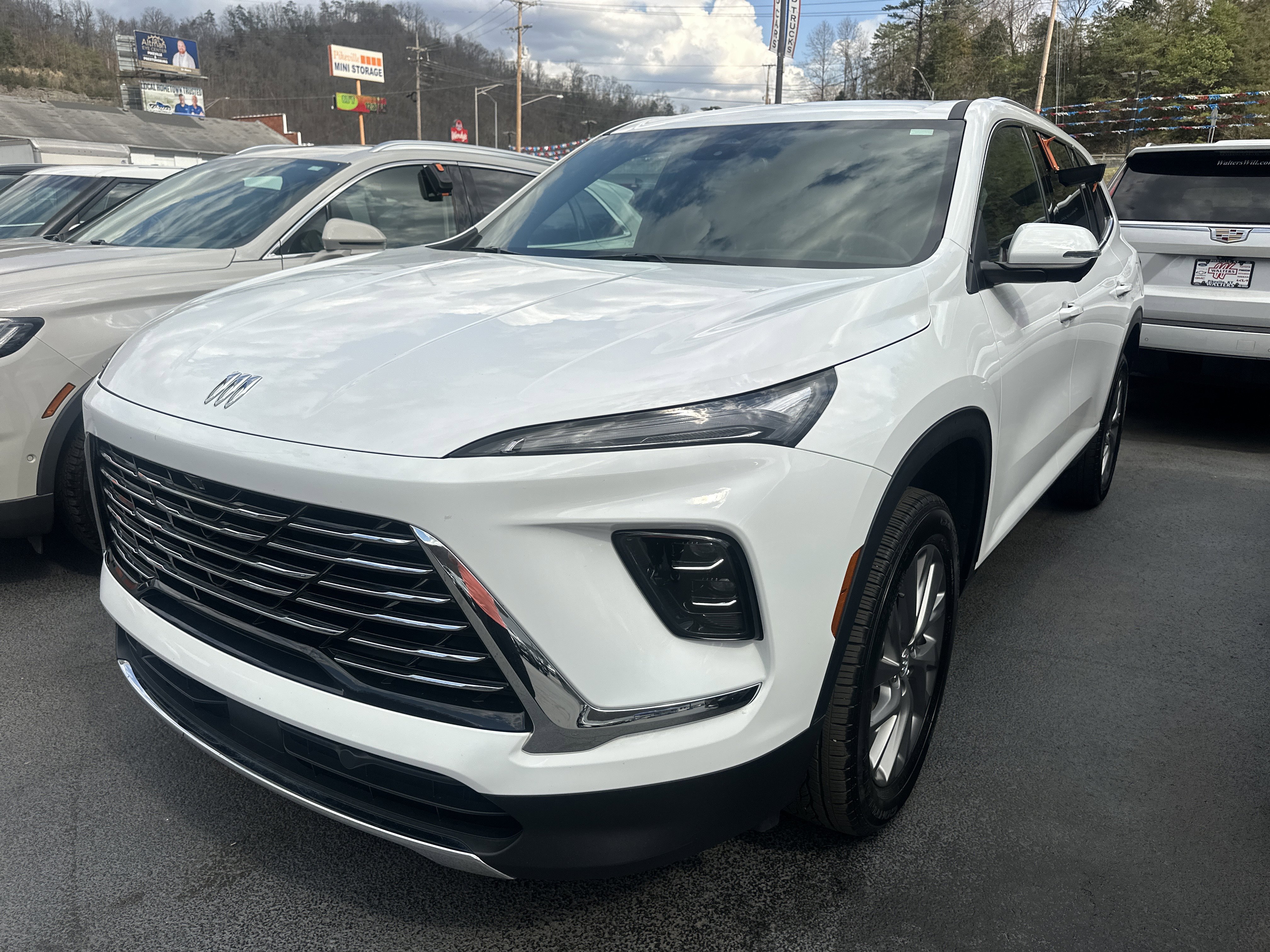 Used 2025 Buick Enclave Preferred image 3