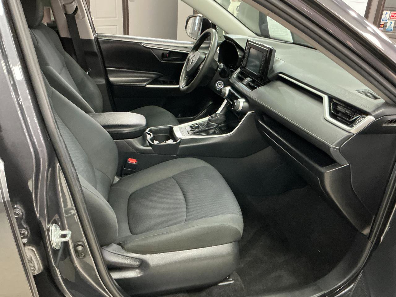 Used 2019 Toyota RAV4 LE AWD/4WD image 25