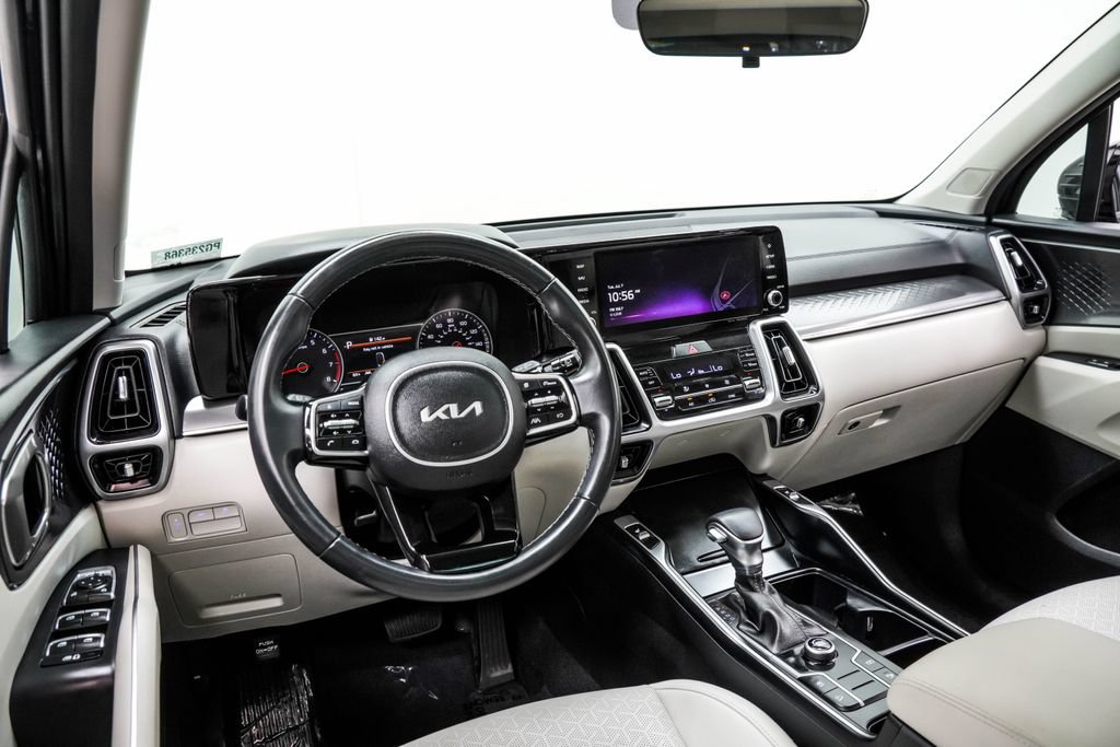 Used 2023 Kia Sorento S w/ Panoramic Sunroof Package FWD image 4