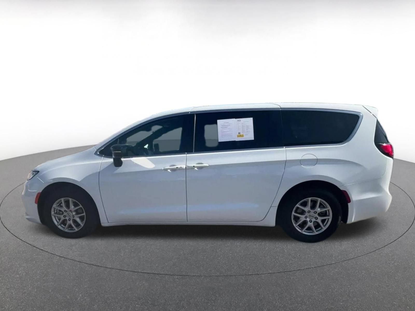 Used 2025 Chrysler Pacifica Select FWD image 8