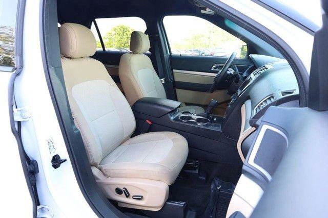 Used 2016 Ford Explorer XLT w/ Equipment Group 201A FWD image 28