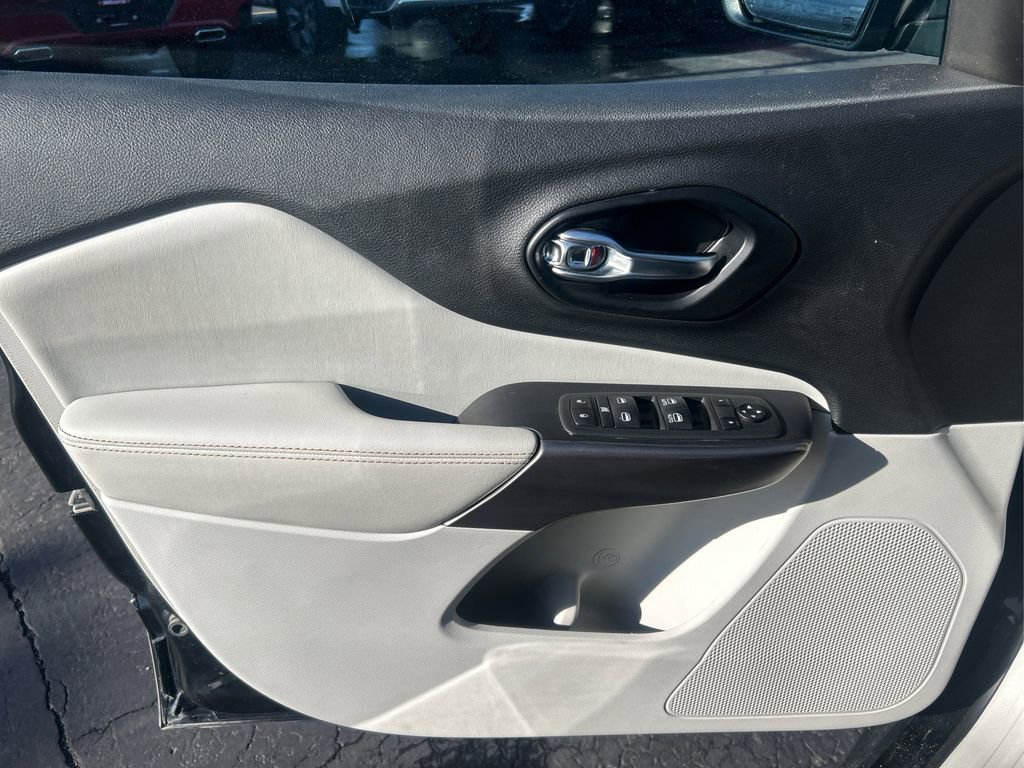 Used 2021 Jeep Cherokee Latitude Lux w/ Comfort/Convenience Group AWD/4WD image 17