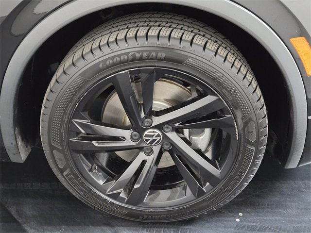 Used 2023 Volkswagen Tiguan SE R-Line image 9